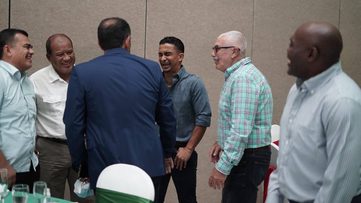 ¡Nostálgico! Así fue el emotivo homenaje de despedida de Marathón a la leyenda Manolo Keosseián: en fotos