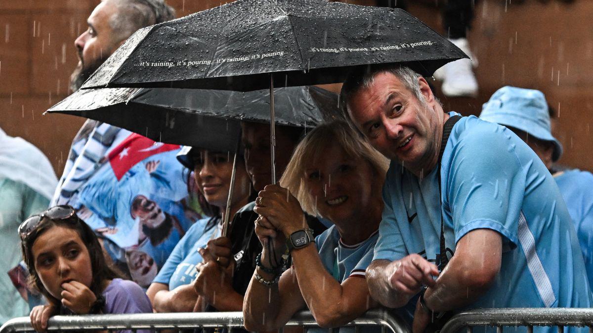 Haaland y Grealish desnudos y como guardias de seguridad; Guardiola con su famoso puro y el hijo de Foden se roba el show en los festejos del City