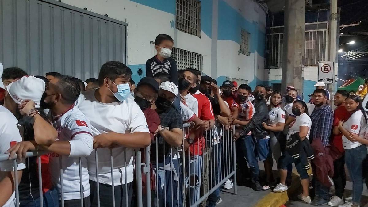 ¡Increíble llenazo! Aglomeración de aficionados a las afueras del estadio Nacional es una locura previo al Olimpia-Municipal