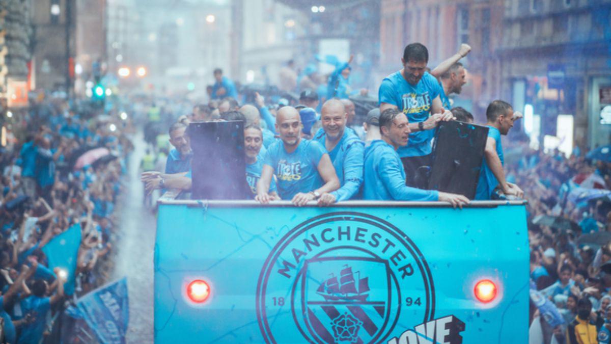 Haaland y Grealish desnudos y como guardias de seguridad; Guardiola con su famoso puro y el hijo de Foden se roba el show en los festejos del City