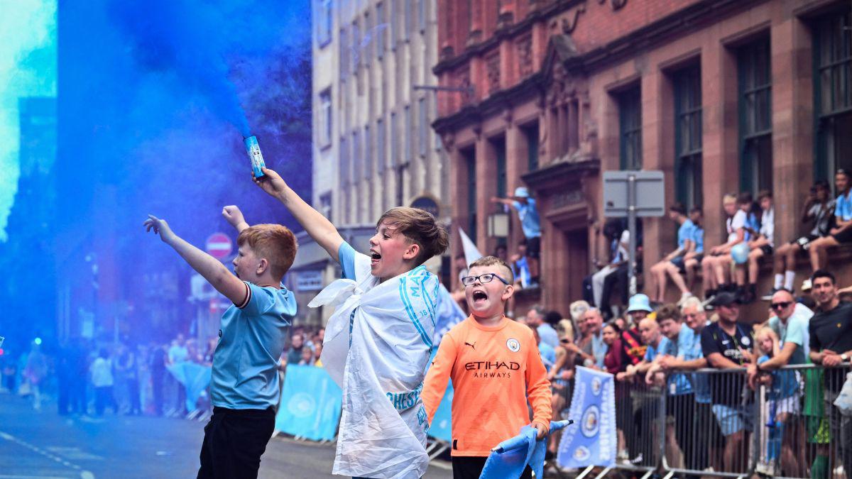 Haaland y Grealish desnudos y como guardias de seguridad; Guardiola con su famoso puro y el hijo de Foden se roba el show en los festejos del City