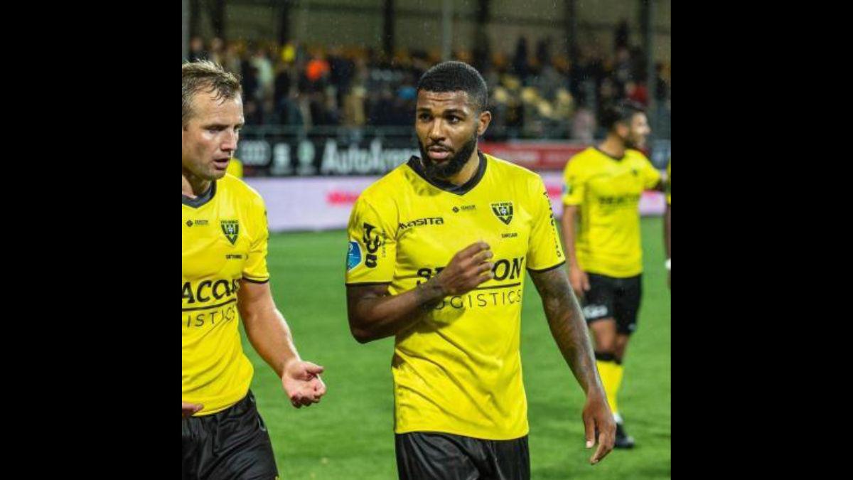 ¡No tiene equipo! De ser el más joven en debutar con el Liverpool a vender pollo frito en las calles de Inglaterra