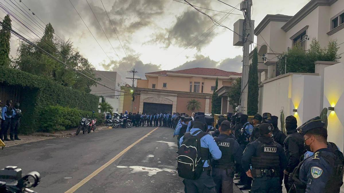 ¡Helicóptero, carros blindados y 700 policías! Así amanecieron las cercanías a la casa de Juan Orlando Hernández