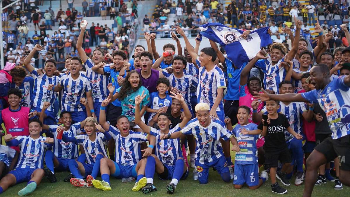 ¡La Ceiba de fiesta! Victoria celebró por lo alto, fichaje del Olimpia presente y exmundialista llegó a la final de Reservas