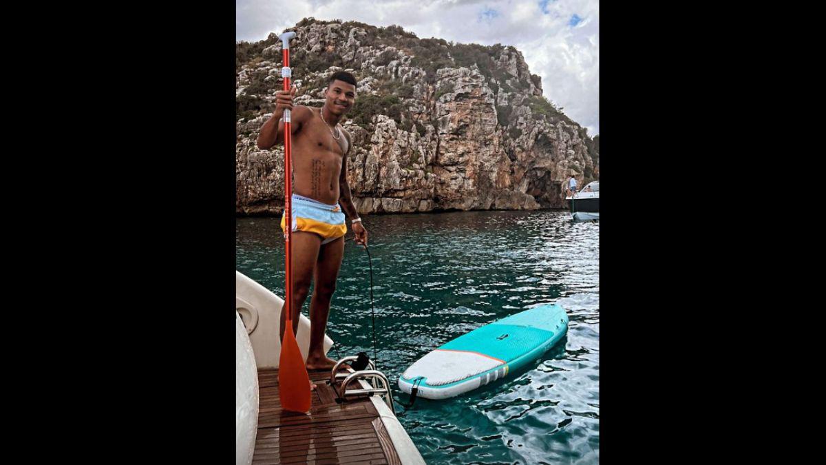 Manejando tanques de guerra, jugando póker y en despedidas de soltero: Así son las lujosas vacaciones de los futbolistas