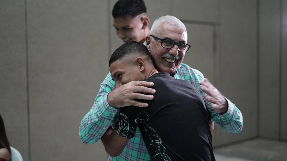 ¡Nostálgico! Así fue el emotivo homenaje de despedida de Marathón a la leyenda Manolo Keosseián: en fotos