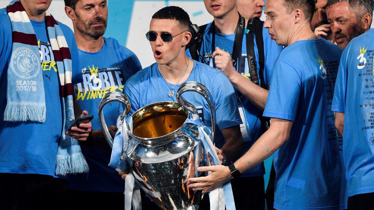 Haaland y Grealish desnudos y como guardias de seguridad; Guardiola con su famoso puro y el hijo de Foden se roba el show en los festejos del City