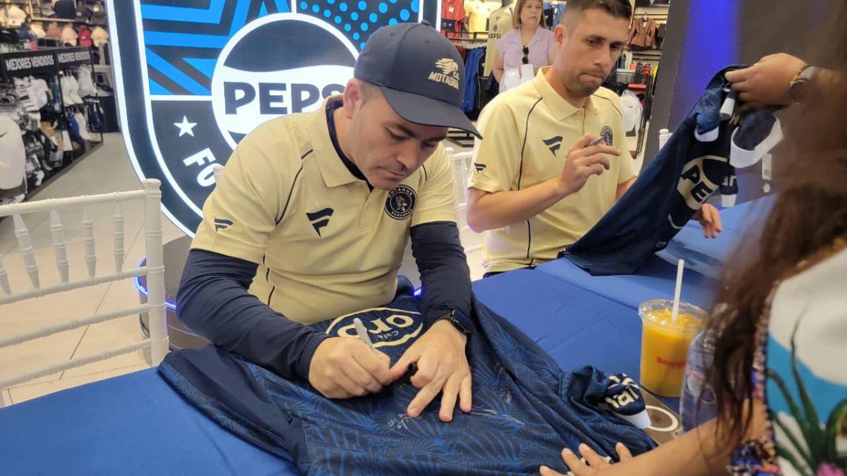Tremendo abrazo a Javier López; así se deja querer Motagua por su afición en Tegucigalpa