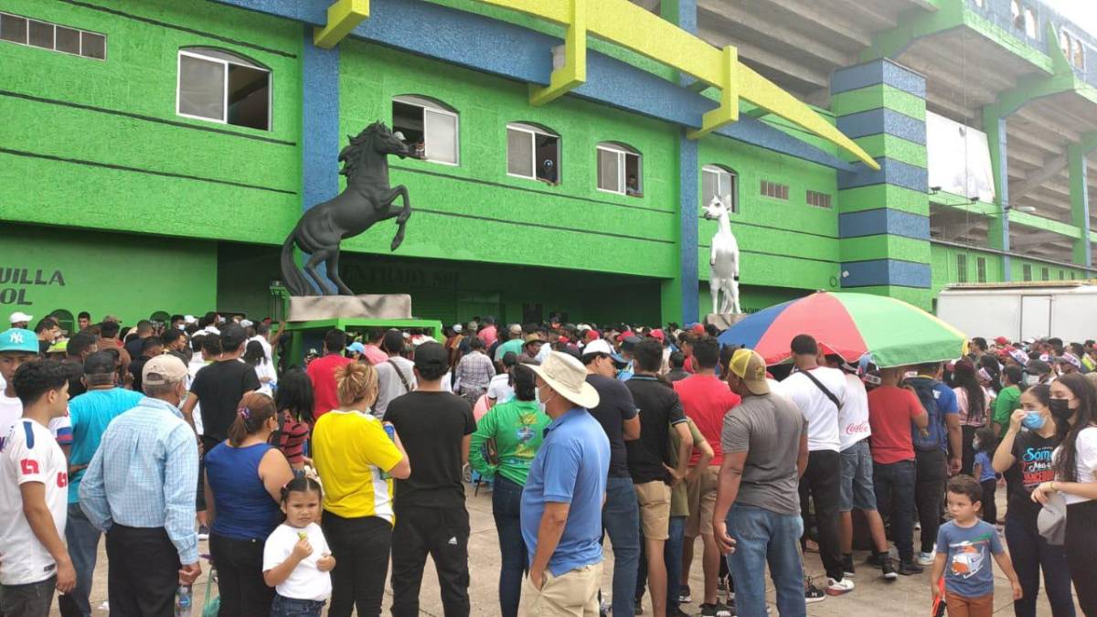 Olimpia causa locura en Olancho: Pedro Troglio se deja querer por la afición, bellas modelos de la batucada y caballos de raza