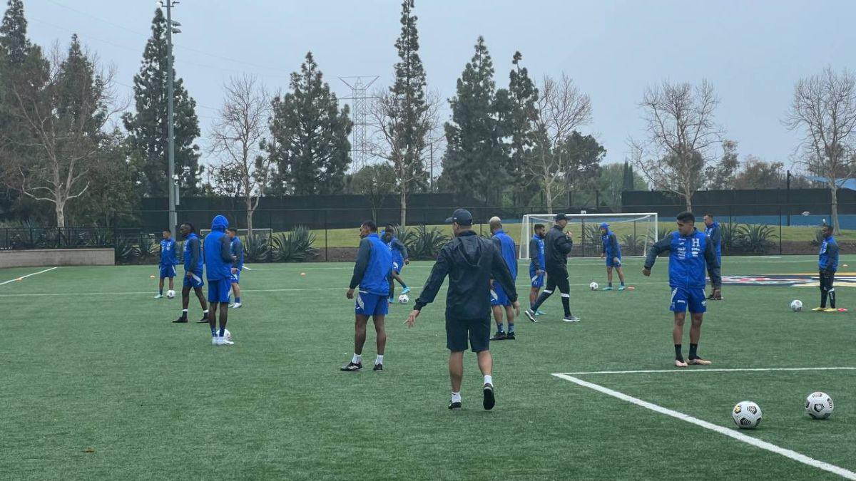 La Selección de Honduras entrenando bajo lluvia previo al duelo ante El Salvador.