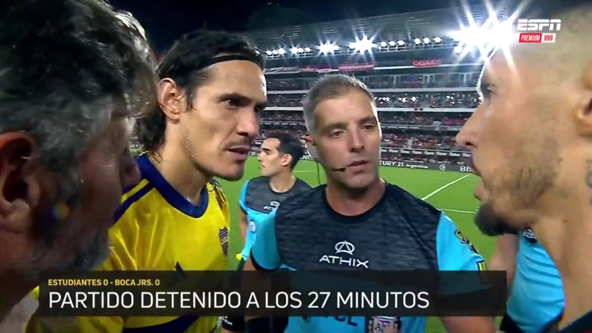 Fuertes imágenes: futbolista convulsiona durante el Estudiantes - Boca y suspenden el partido tras el pánico