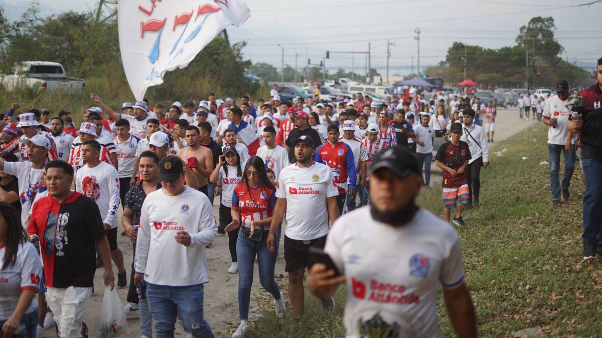 ¡Ambientazo de Champions! Invasión de olimpistas en el Olímpico y el grupo de afición del Atlas que se hace sentir
