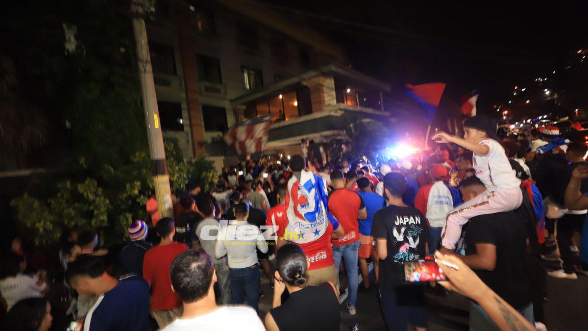 Tremendo banderazo y la petición especial de la Ultra Fiel: Hinchas invaden el hotel de concentración del Olimpia previo a la final ante Potros