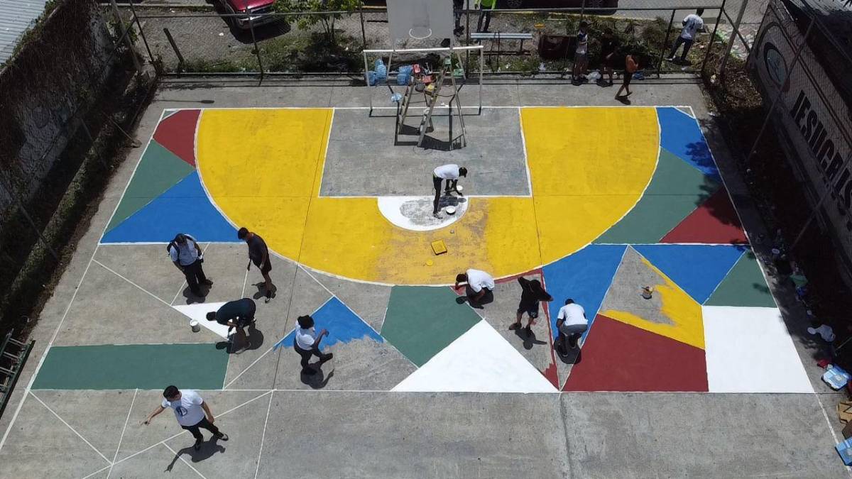 Alberth Elis la hace de pintor y se luce con nuevo trabajo social para al remodelar cancha en famoso barrio