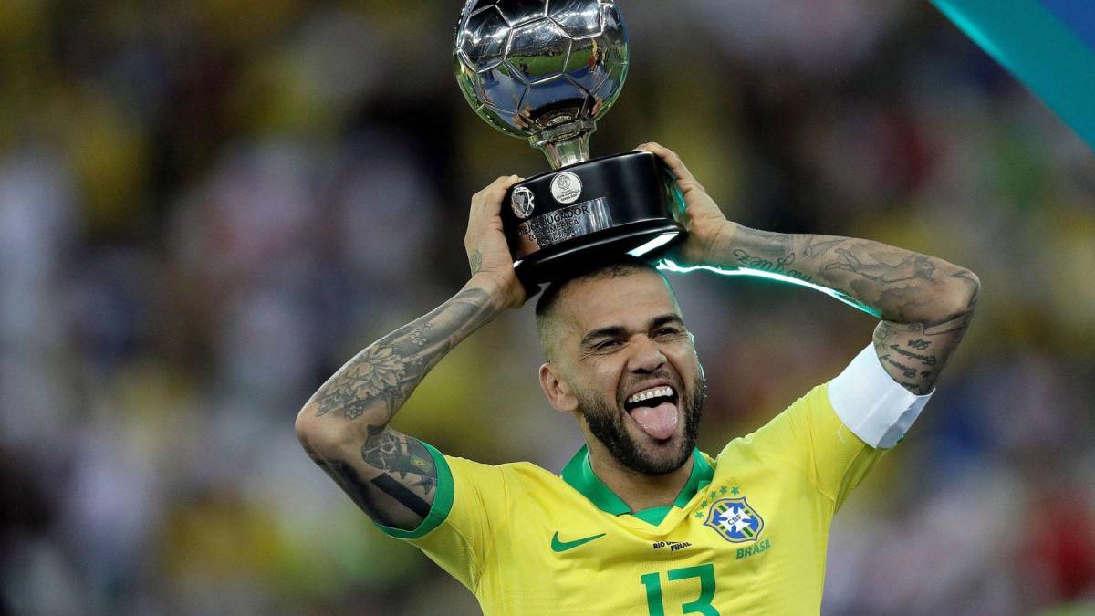 Dani Alves está entre México o volver al fútbol brasileño.