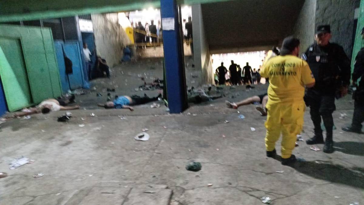 Desgracia en El Salvador: Las desgarradoras imágenes de la estampida de aficionados que dejó varios muertos en el Estadio Cuscatlán