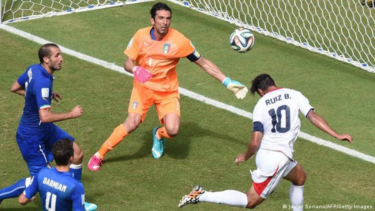 Remate de cabeza de Bryan Ruiz para vencer al guardameta Gianluigi Buffon