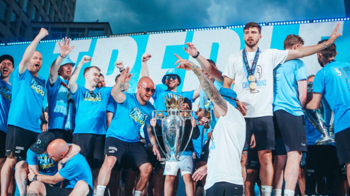 Haaland y Grealish desnudos y como guardias de seguridad; Guardiola con su famoso puro y el hijo de Foden se roba el show en los festejos del City