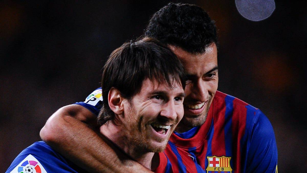 Messi y Busquets celebrando un gol con el Barcelona.