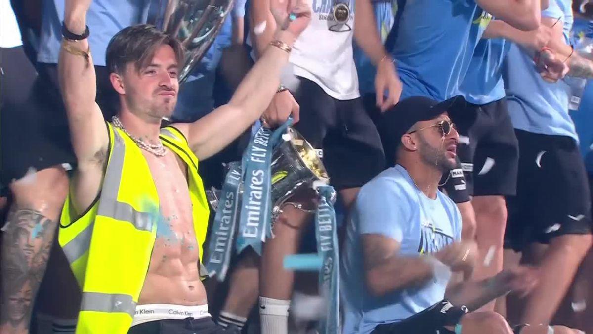 Haaland y Grealish desnudos y como guardias de seguridad; Guardiola con su famoso puro y el hijo de Foden se roba el show en los festejos del City