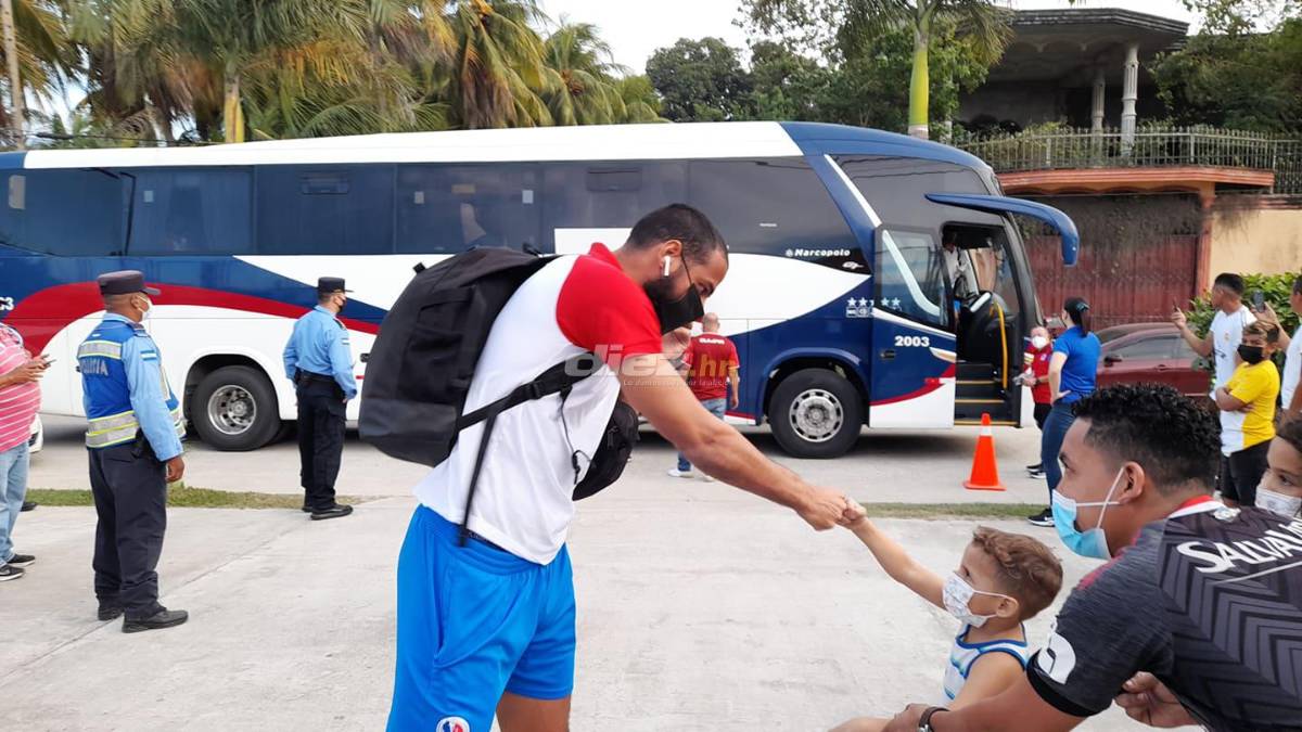 Bonito ambiente en El Progreso: Olimpia llega al estadio Micheletti y reciben con flores a Lavallén y Eddie Hernández