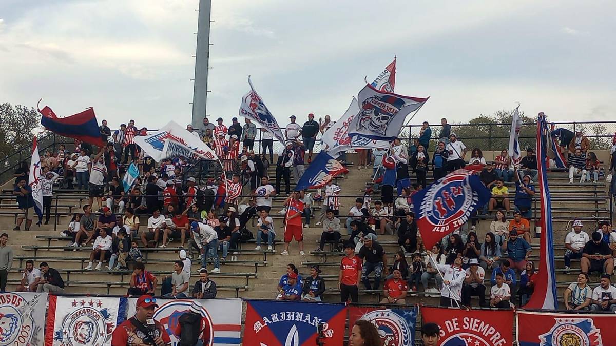 Olimpia deslumbra con ambientazo en New Orleans: banderazo y tremenda asistencia en amistoso