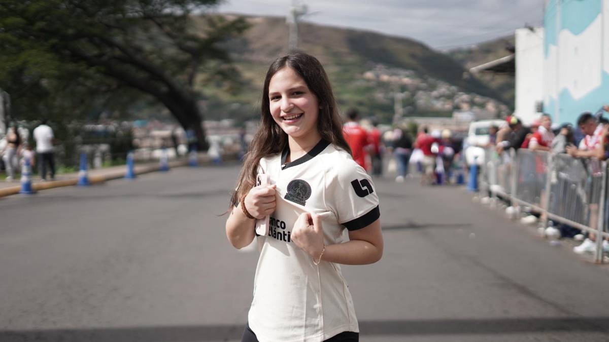 Derroche de belleza en la final: aficionadas, edecanes y presentadores disfrutan del Olimpia vs Motagua