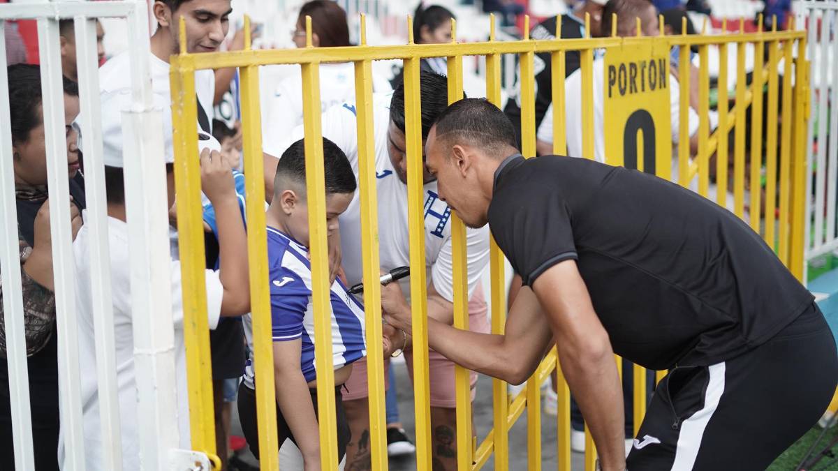 Derroche de belleza, ambientazo y el gesto de los jugadores de Honduras previo a medirse a Cuba en el Estadio Nacional