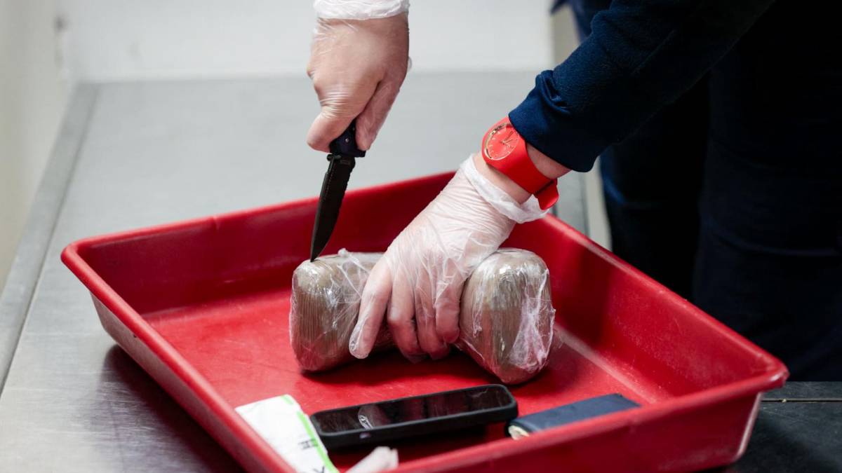 ¿Dónde la transportaban? Futbolista francés y su pareja fueron detenidos en aeropuerto con 100 kilos de cocaína