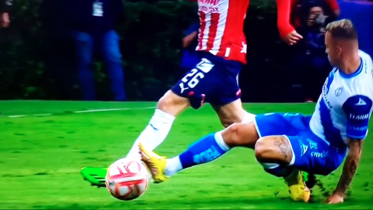 ¡Fuertes imágenes! La espeluznante lesión en la Liga MX: jugador del Puebla se deshace tobillo en desafortunada entrada