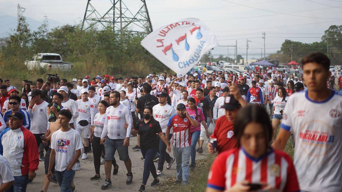 ¡Ambientazo de Champions! Invasión de olimpistas en el Olímpico y el grupo de afición del Atlas que se hace sentir