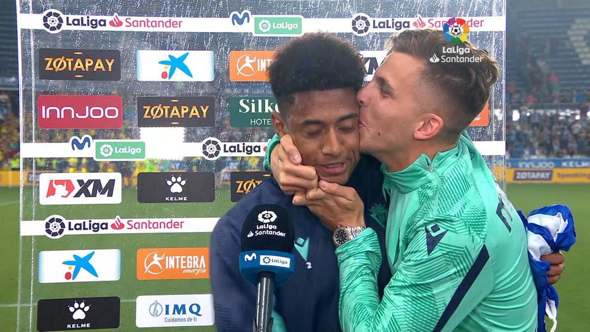 Choco Lozano como todo un ídolo: Así fue la “loca” celebración de los jugadores del Cádiz con su afición