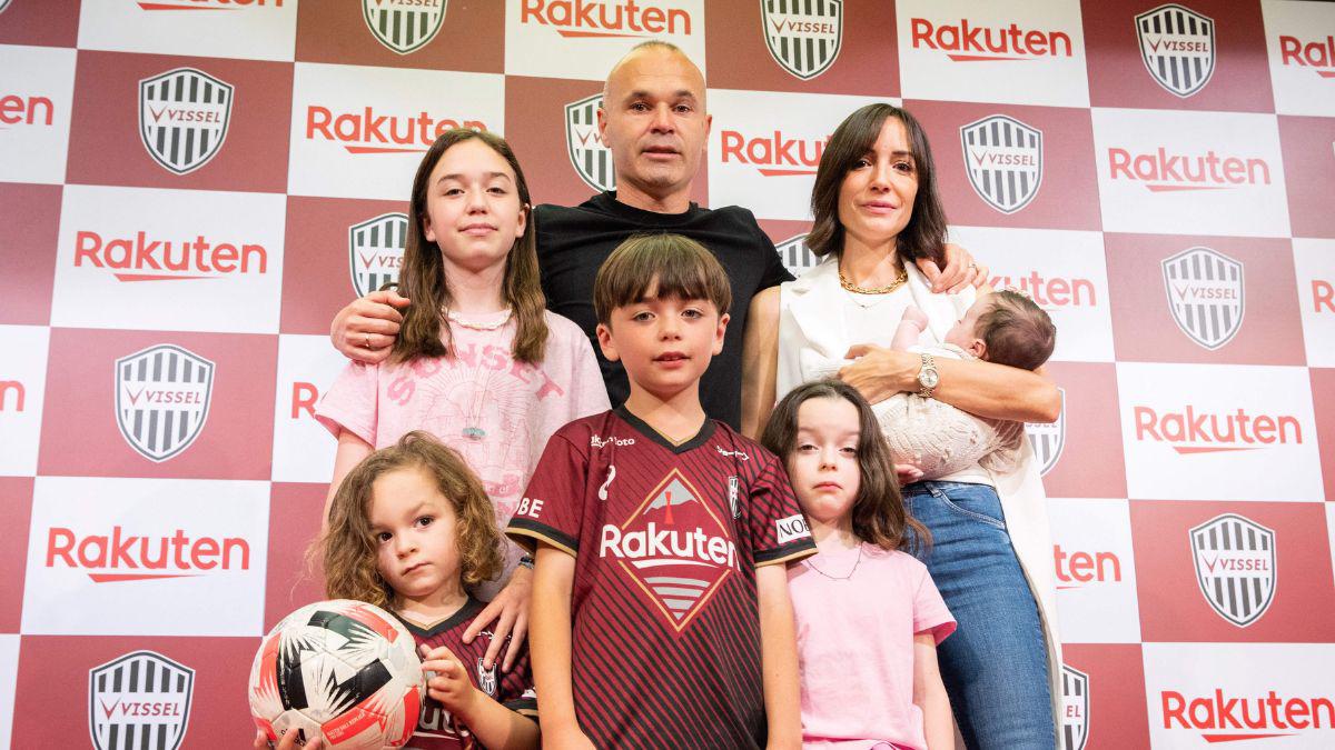 Andrés Iniesta estuvo acompañado de sus hijos, esposa y hermana en la conferencia de prensa.