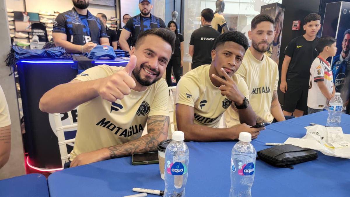 Tremendo abrazo a Javier López; así se deja querer Motagua por su afición en Tegucigalpa