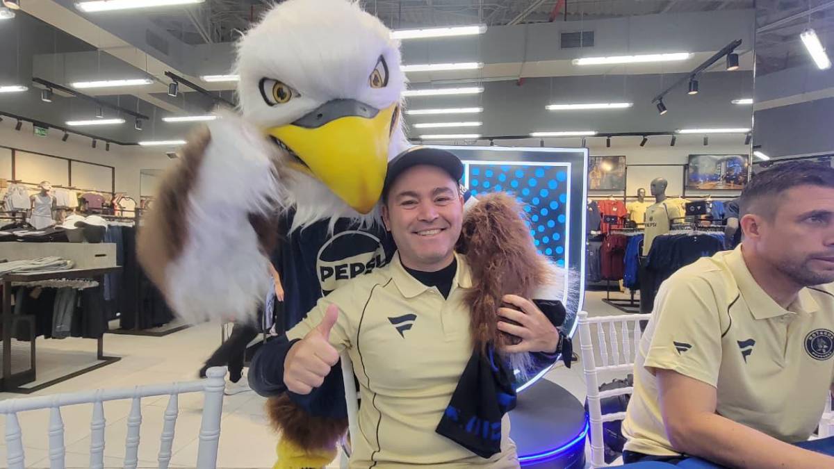 Tremendo abrazo a Javier López; así se deja querer Motagua por su afición en Tegucigalpa