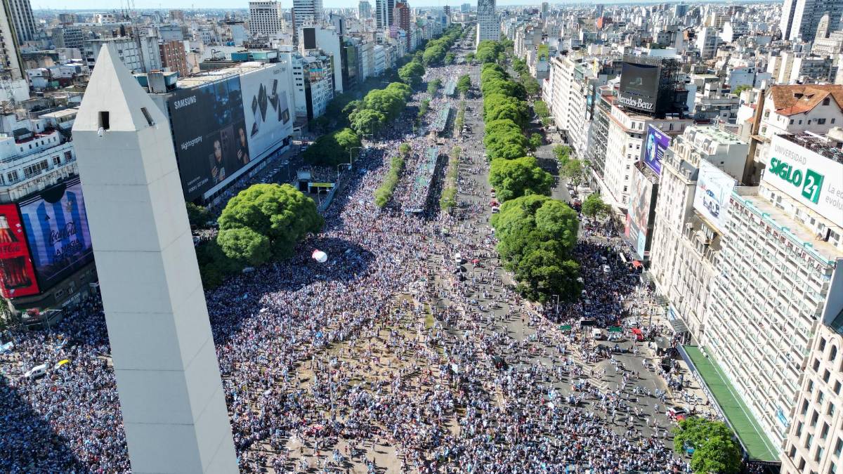 Una marea de gente y feriado nacional: Locura total en el Obelisco por el título de Argentina en la Copa del Mundo
