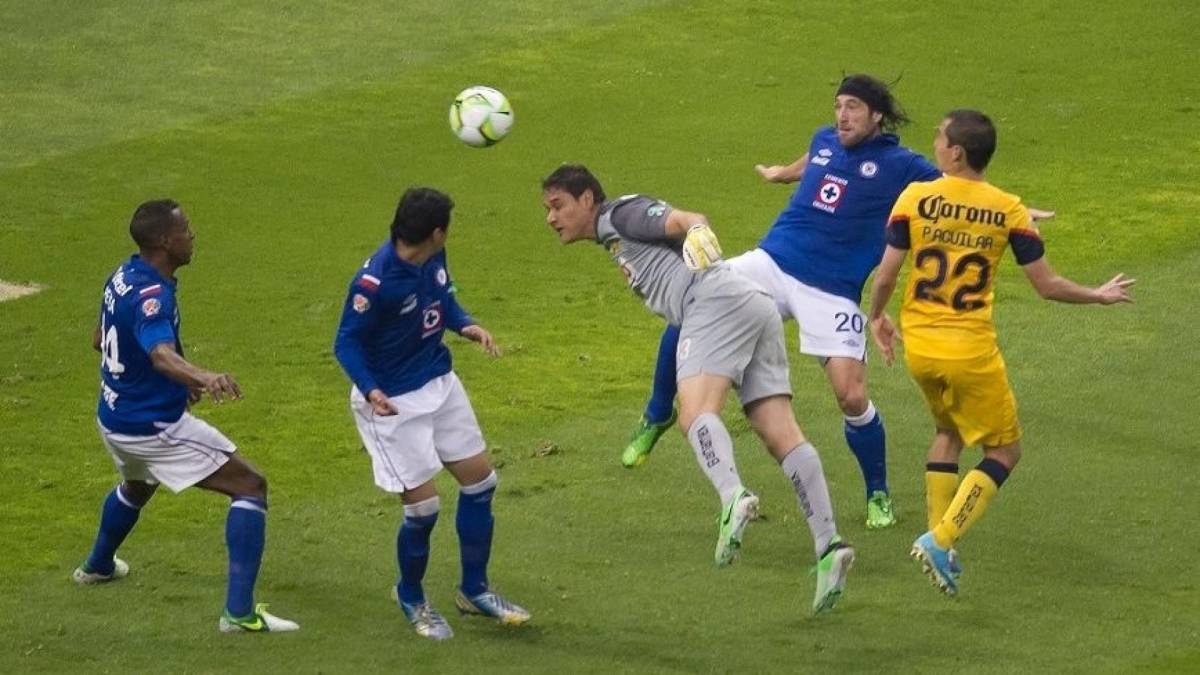 Momentos sublimes del fútbol mexicano: el gol del portero Moises Muñoz en la final América-Cruz Azul en 2013.