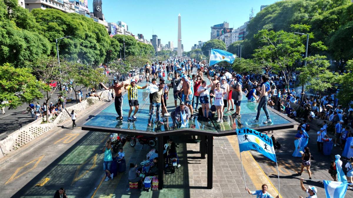 Una marea de gente y feriado nacional: Locura total en el Obelisco por el título de Argentina en la Copa del Mundo