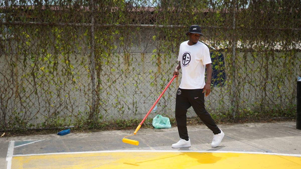 Alberth Elis la hace de pintor y se luce con nuevo trabajo social para al remodelar cancha en famoso barrio