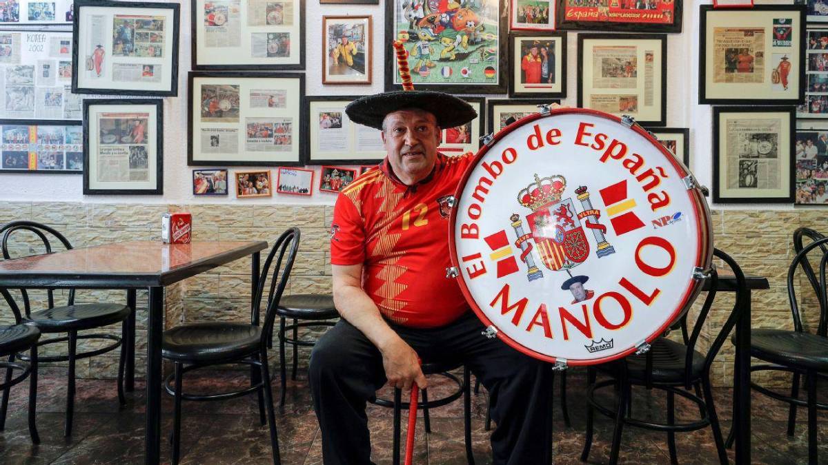 Murió Manolo, el aficionado más popular de España que viajaba con un bombo: asistió a 10 Mundiales y ocho Eurocopas