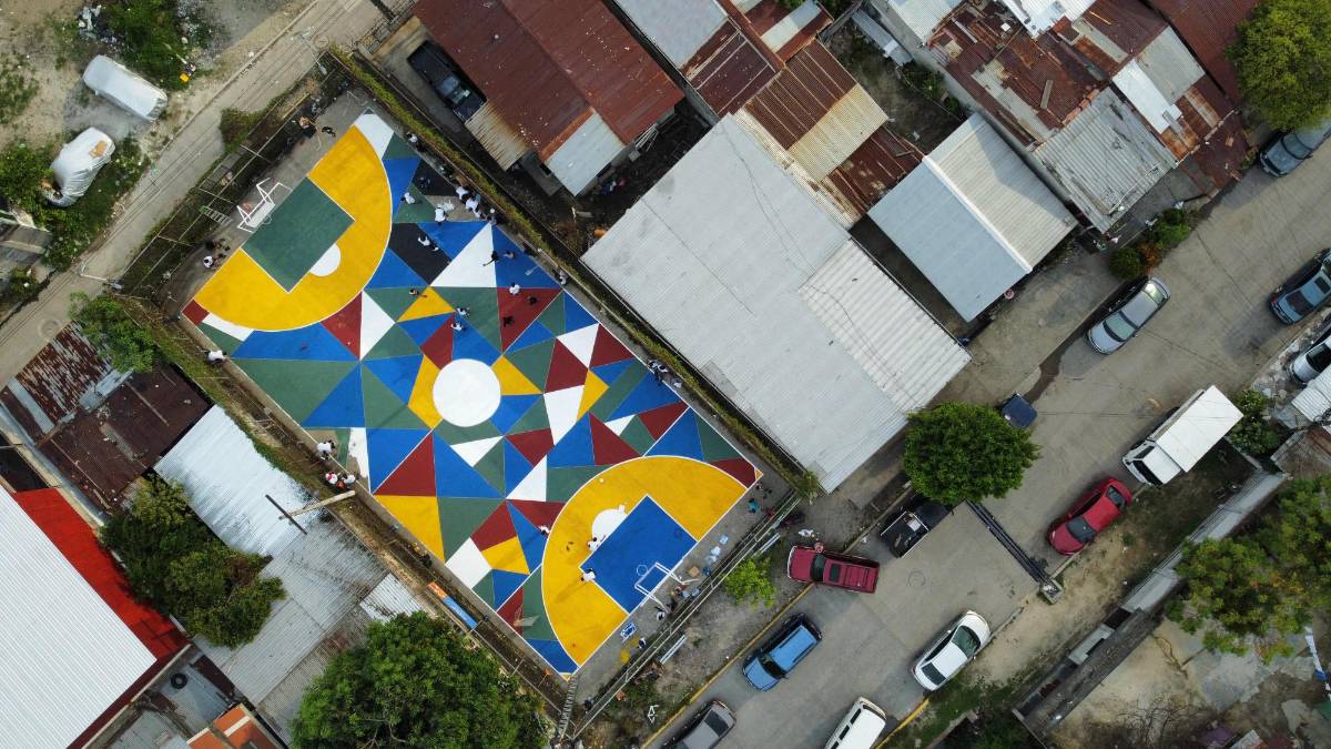 Alberth Elis la hace de pintor y se luce con nuevo trabajo social para al remodelar cancha en famoso barrio