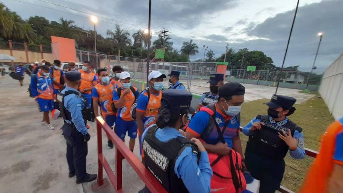 La UPN llegando al estadio Humberto Micheletti de El Progreso.