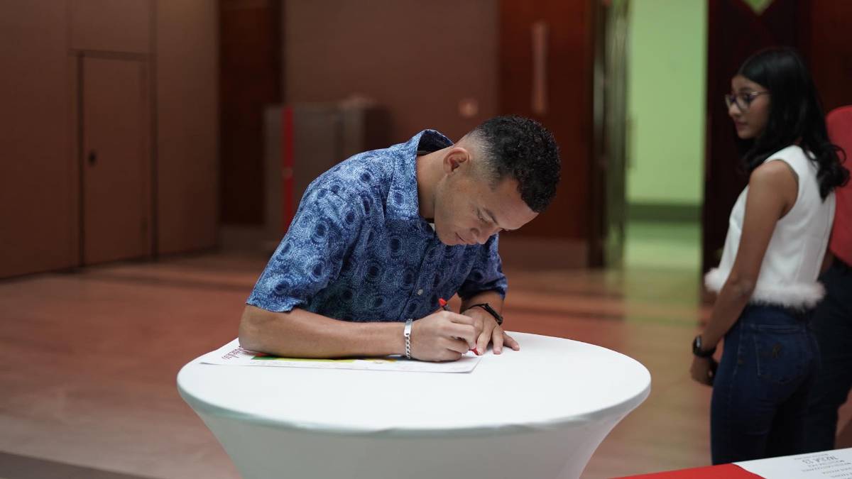 ¡Nostálgico! Así fue el emotivo homenaje de despedida de Marathón a la leyenda Manolo Keosseián: en fotos