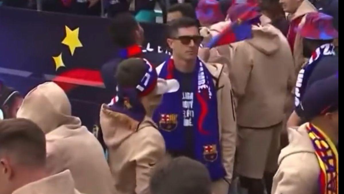 Lewandowski y Araújo se robaron el show: El épico festejo del Barcelona en la rúa de campeones; Gavi se puso “bolo” y Lewan lo salvó