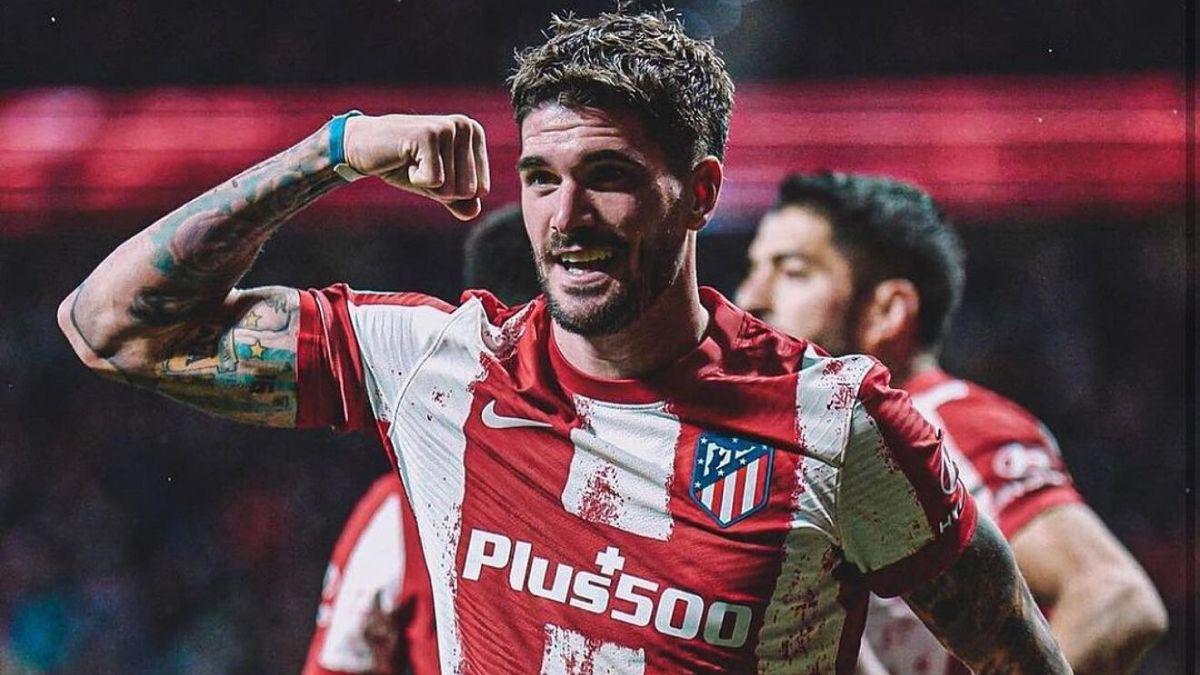 De un amor de adolescentes a una familia y su nuevo romance con una cantante: así es la vida de Rodrigo de Paul