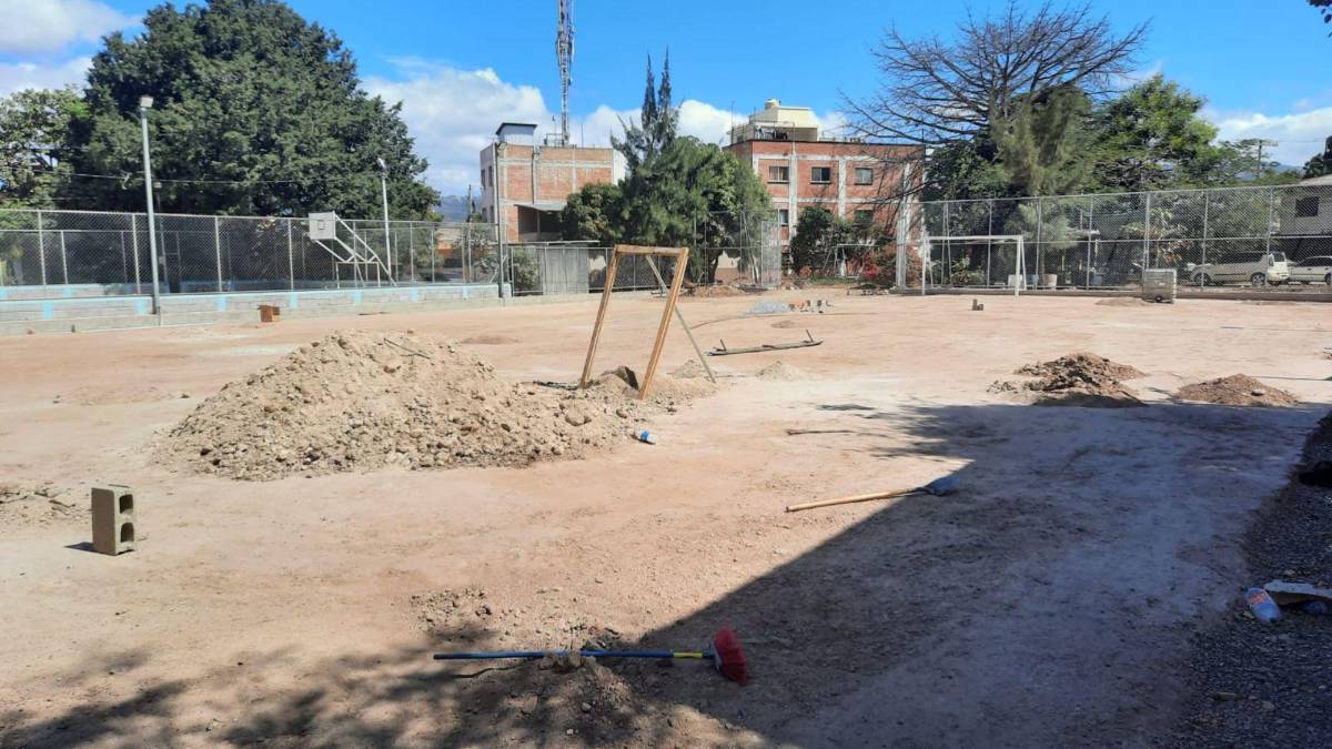 Del barrio a lo profesional: El antes y después de las canchas que se han mejorado en Honduras