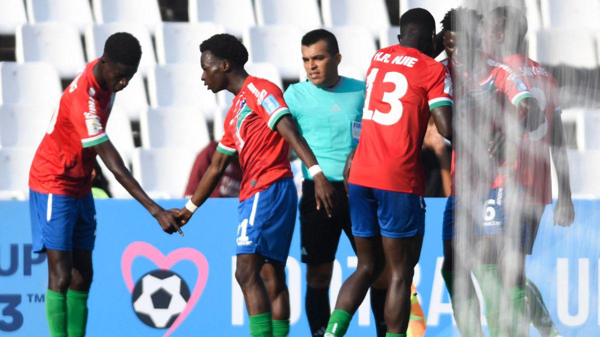 Gambia celebrando el segundo tanto en el Estadio de las Malvinas.