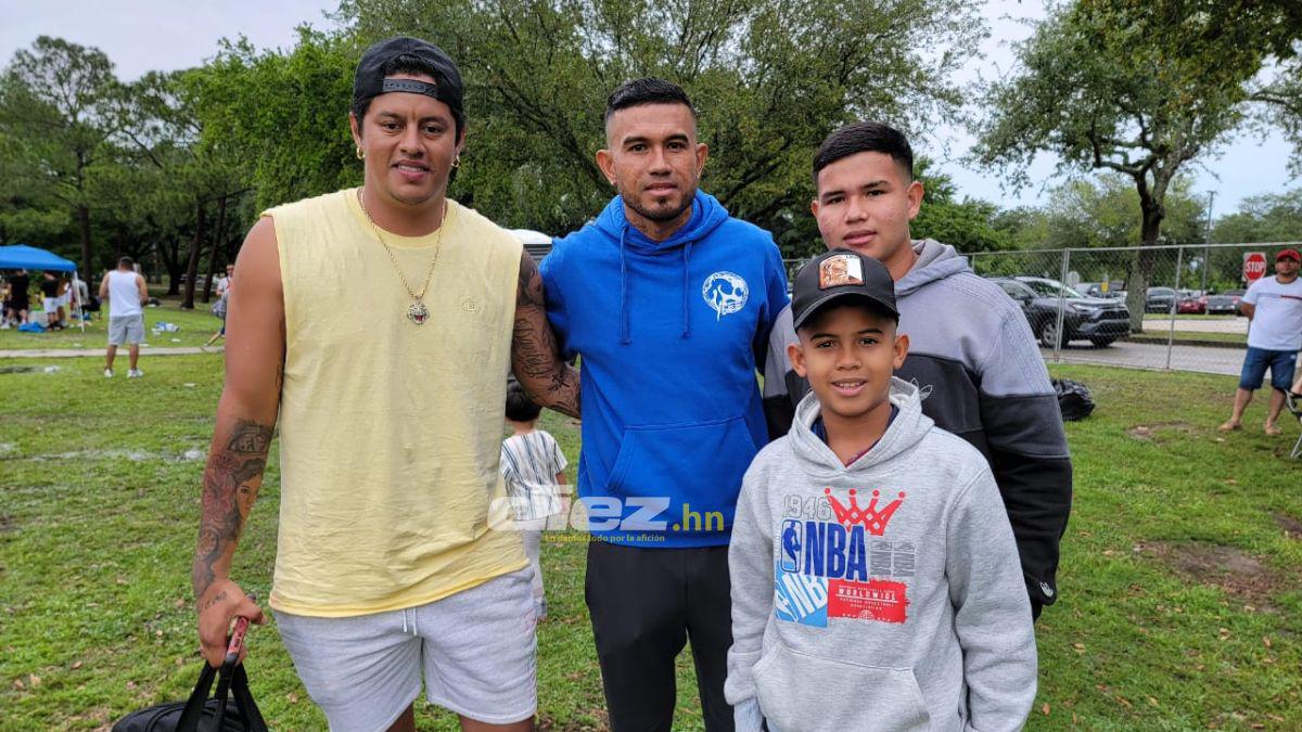 ¡Hermosa periodista se roba el show! Leyendas del fútbol hondureño deleitan con su talento en la IV edición de la New Orleans Cup