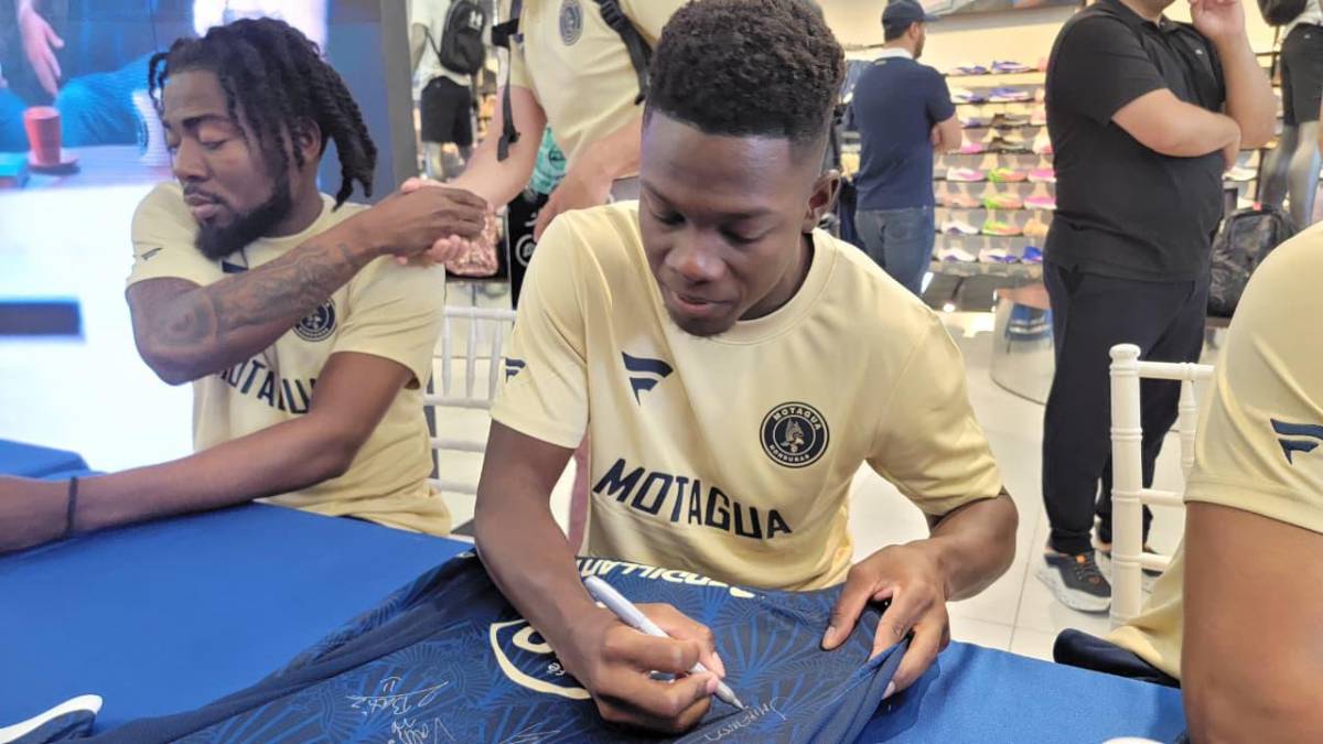 Tremendo abrazo a Javier López; así se deja querer Motagua por su afición en Tegucigalpa