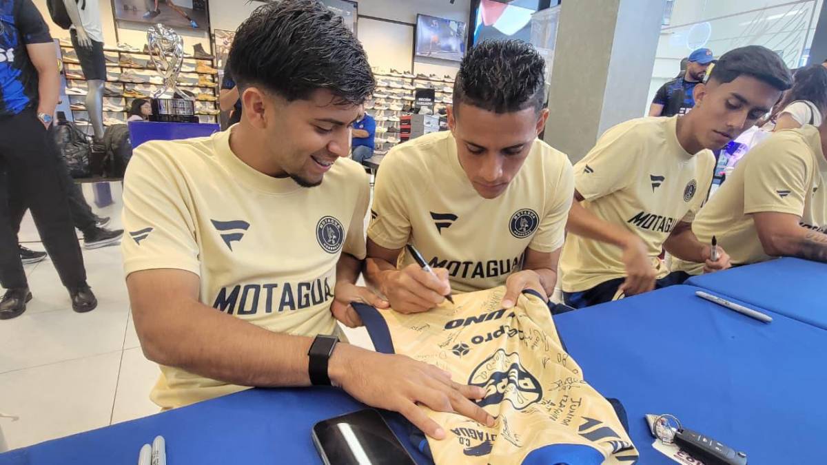 Tremendo abrazo a Javier López; así se deja querer Motagua por su afición en Tegucigalpa